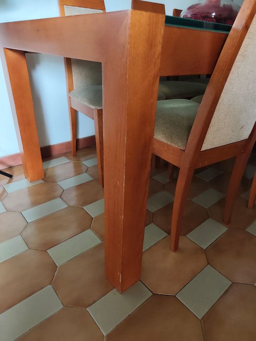 Mesa e cadeiras de jantar