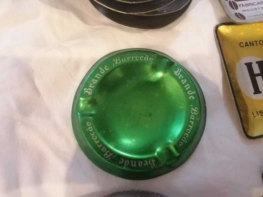 Coleção dezenas cinzeiros com vários motivos