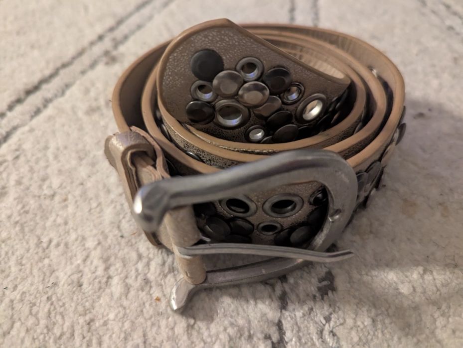 Pasek beżowy z ćwiekami 110 cm