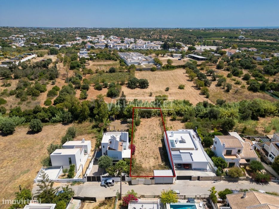 Lote de terreno com 494 m2 para construção de uma moradia V3 Geminada