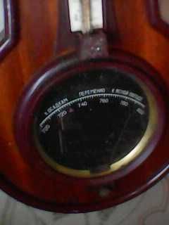 Настінний годинник радянських часів з барометром