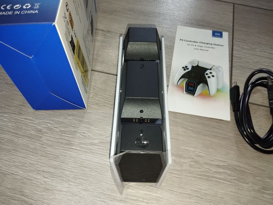 Stacja ładującą do kontrolerów PS5
