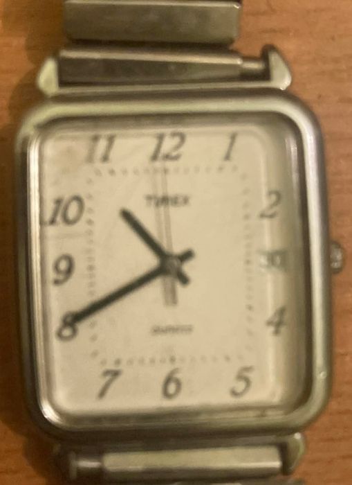 Zegarek Timex Quartz – prostokątna koperta  z datownikiem