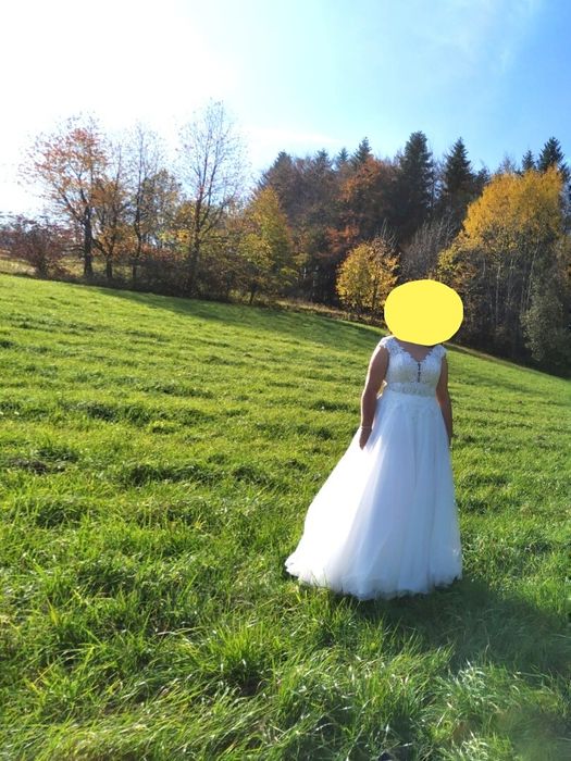 Piękna suknia ślubna.