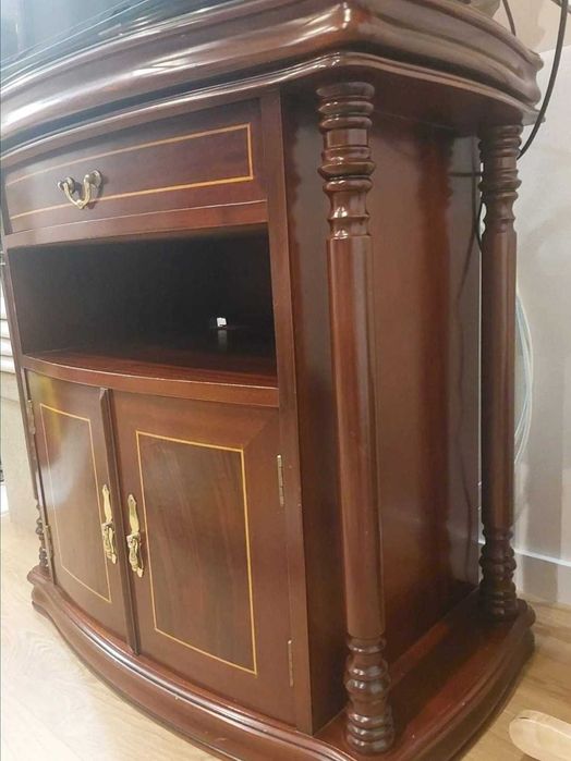 Móvel de televisão e garrafeira