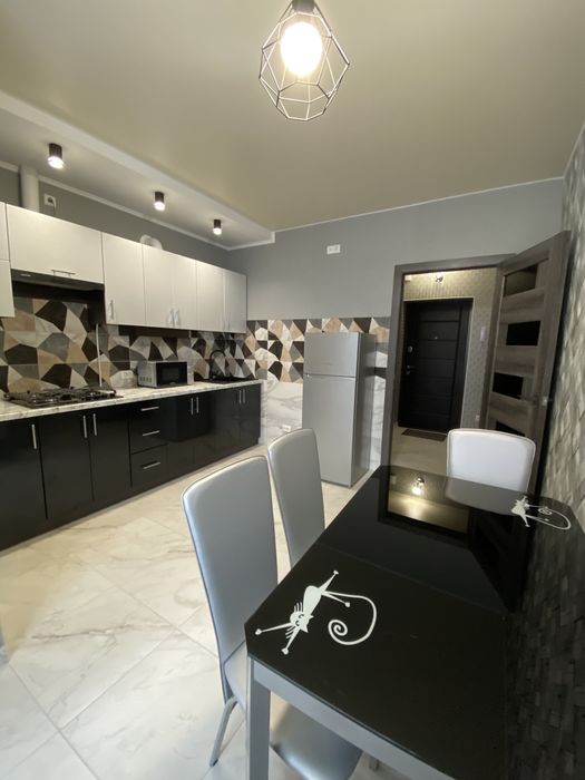 Здається 1 кімнатна в новобудові ЖК Фаворит. Можна на короткий термін