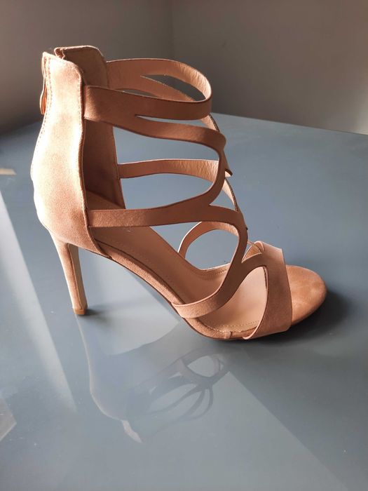 Nowe letnie buty na paski, na obcasie kolor brzoskwiniowy 39