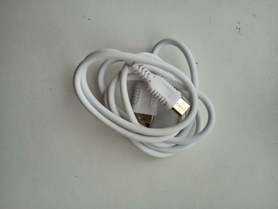 Кабелі до телефонів.