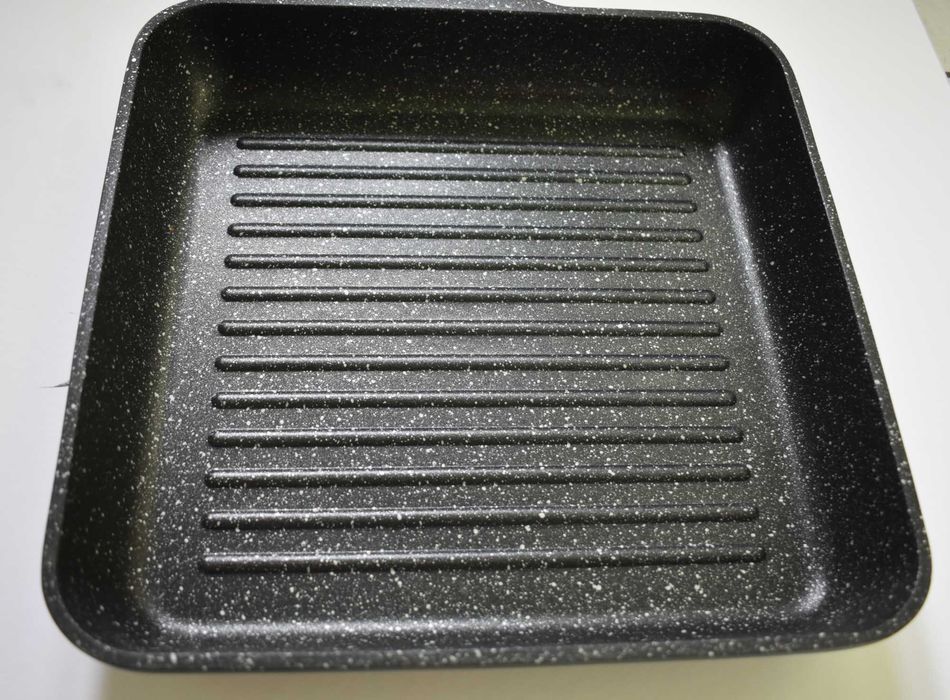 Patelnia grillowa AMBITION Noir z powłoką Qualum Basic Stone 28 cm