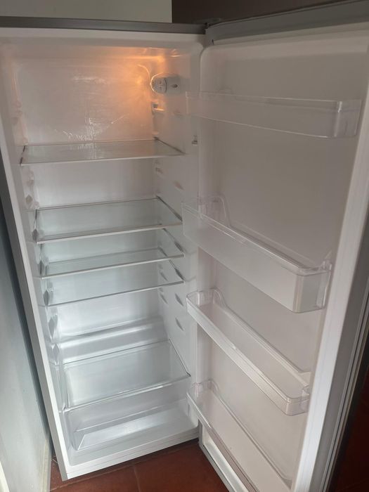 Frizer com uso apenas de três meses.