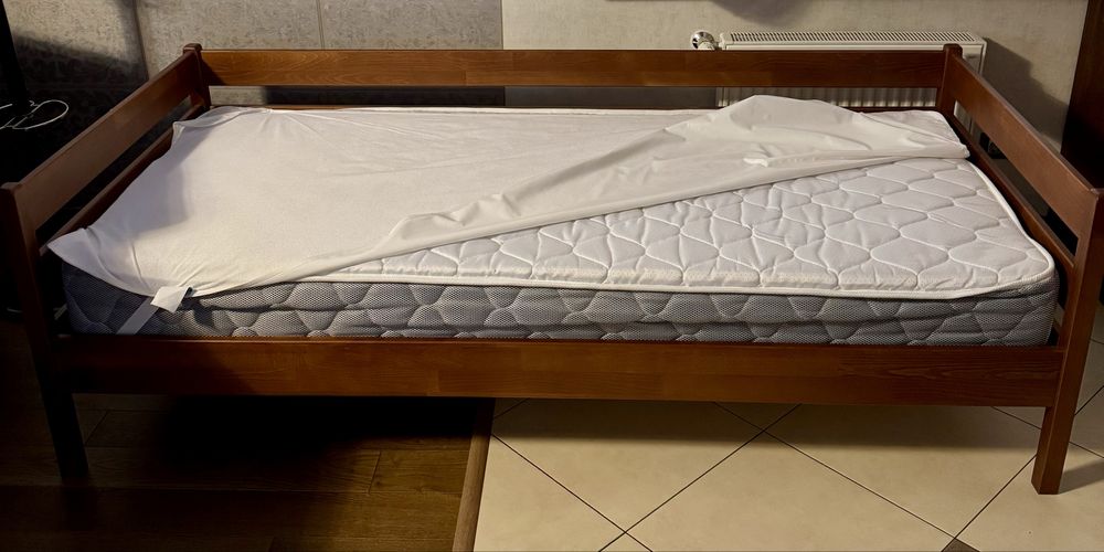 Кровать одинарна, матрас