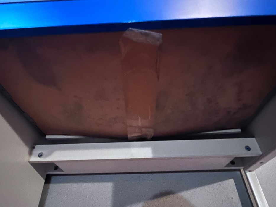 Secretária IKEA com extensão deslizante e tomada integrada – 105x50 cm