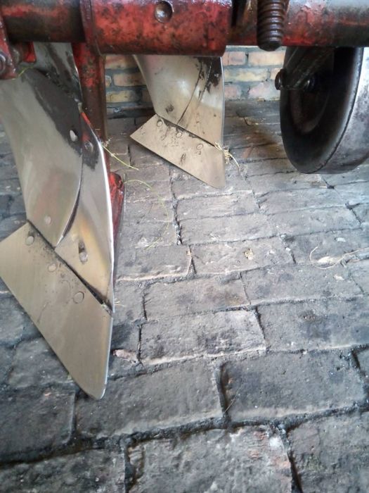 Продаєця плуг 2по35