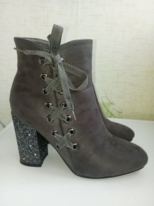 Чобітки  жіночі 40 розмір