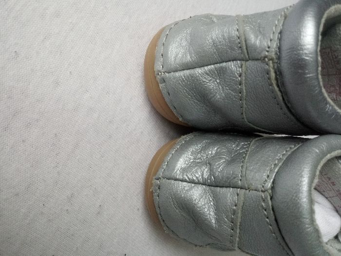 Sprzedam skórzane buciki w kolorze srebrnym rozmiar 18