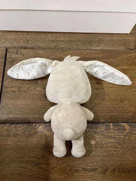 Śliczny króliczek z szeleszczącymi uszami, zabawkaa sensoryczna