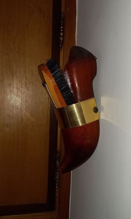 Soca holandesa em madeira e dourado. Peça para pendurar. Barato.