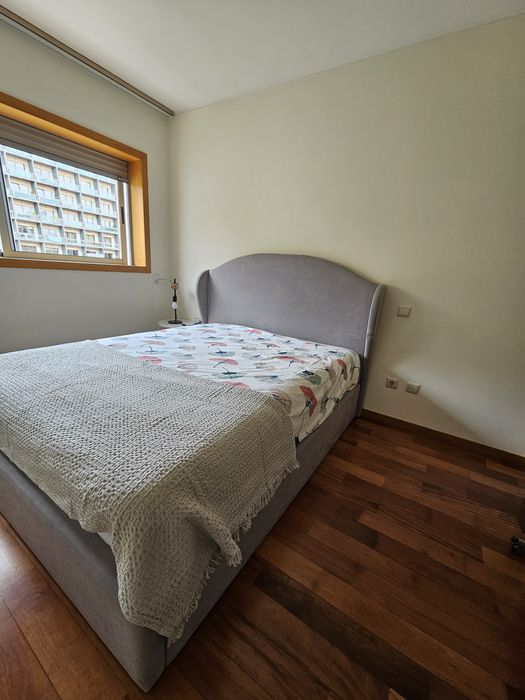 Cama com estrado elevatório
