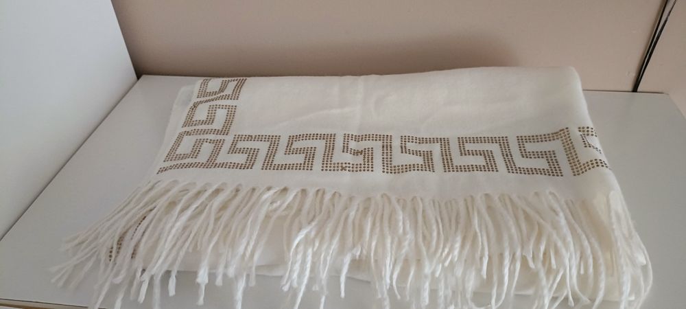 Długi elegancki biały szal