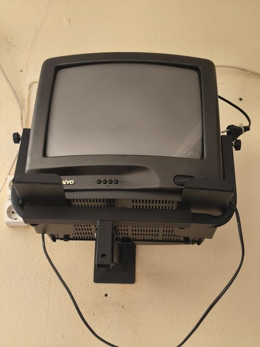 Televisão antiga com suporte