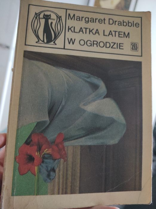 Klatka latem w ogrodzie. Margaret Drabble