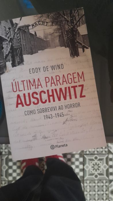 Vendo livro sobre holocausto.