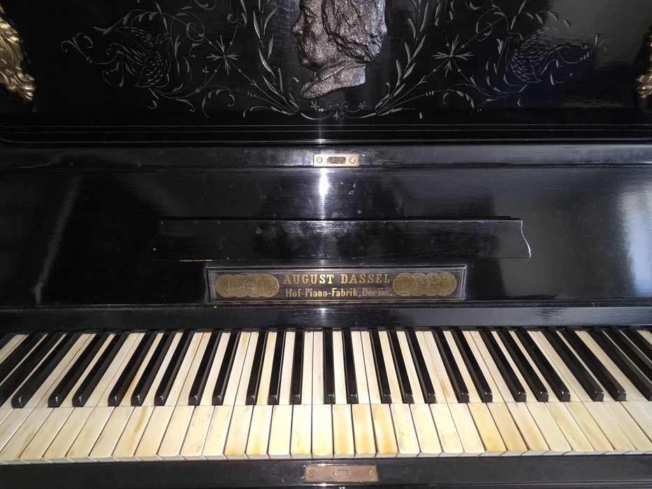 Piano vertical antigo August Dassel