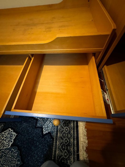 Estante, secretária e cama