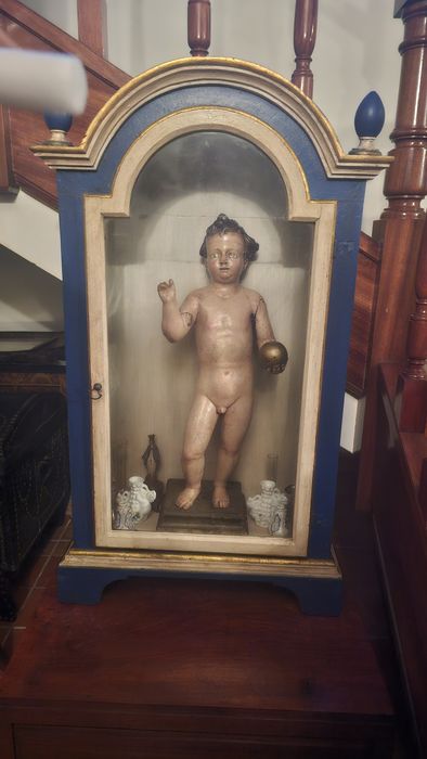 Oratório com figura de Menino Jesus do Mundo