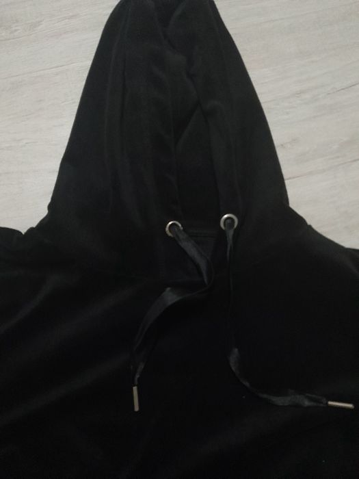 Czarna bluza z kapturem, w rozmiarze L