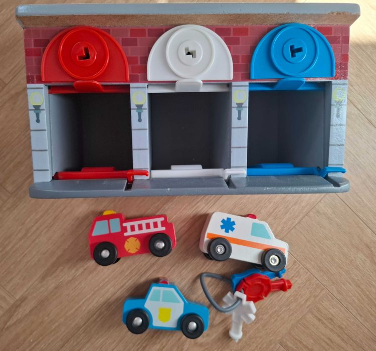 Melissa & Doug Drewniany Garaż z Kluczykami i Pojazdami Ratunkowymi - STAN BARDZO DOBRY+!