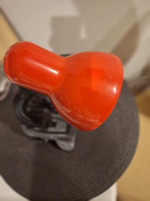 Lampka biurkowa czerwona