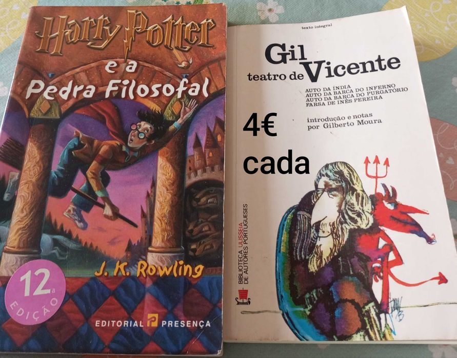 Livros infantis e dominó antigos