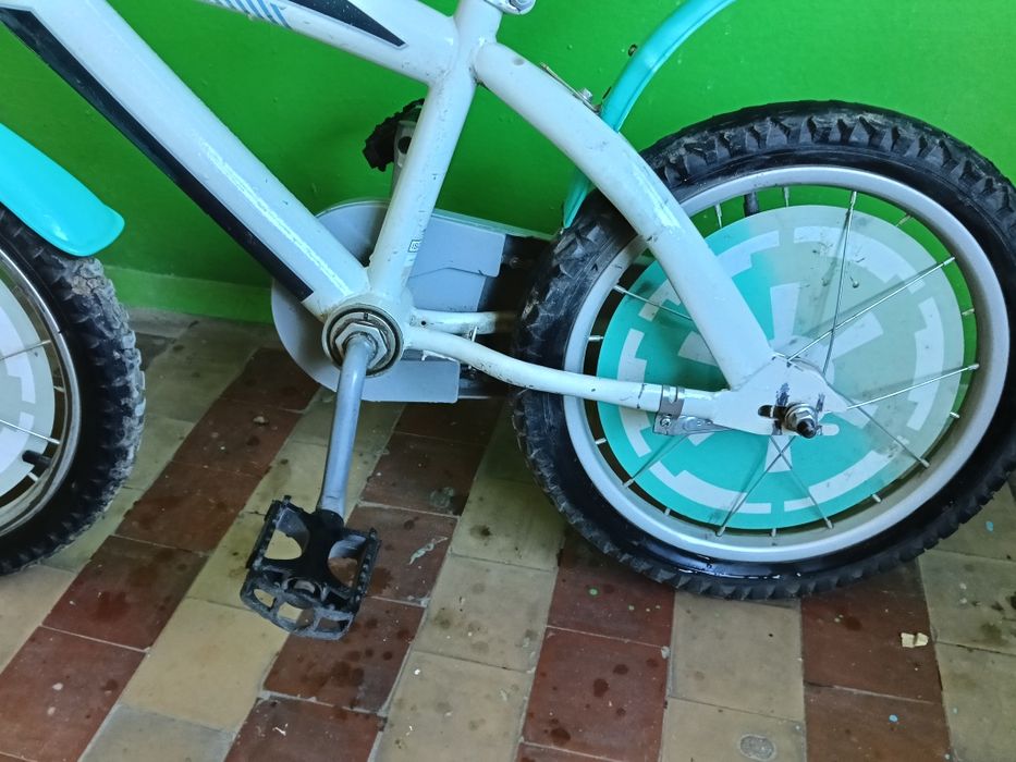 Дитячий ровер є дополнітельні колеса