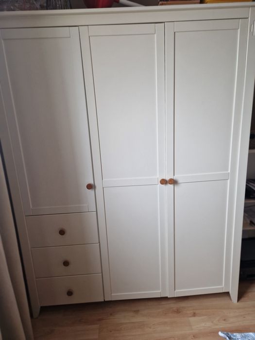 Biała szafa z uchwytami boho
