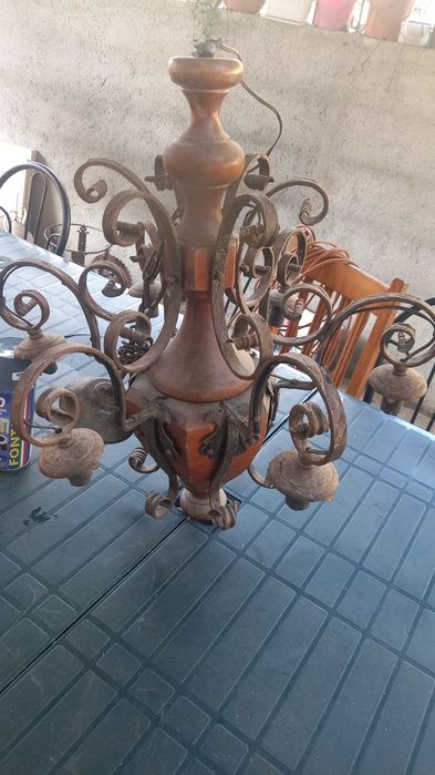 Candeeiro  antigo muito trabalhado em metal  ,60  cm altura  ,largura , e com 6 velas,
