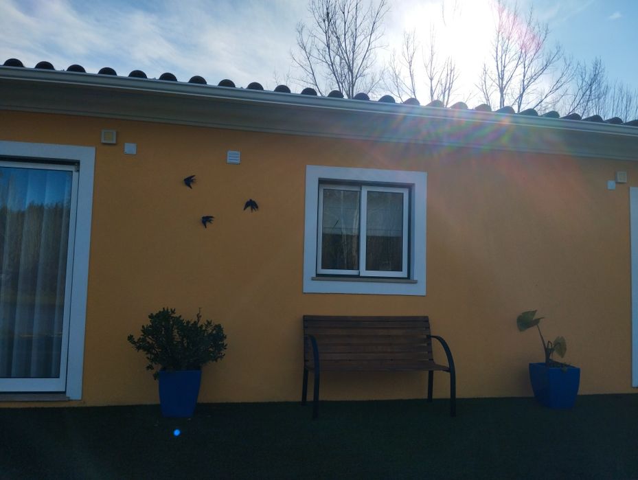 Alugo quarto , com acesso independente.