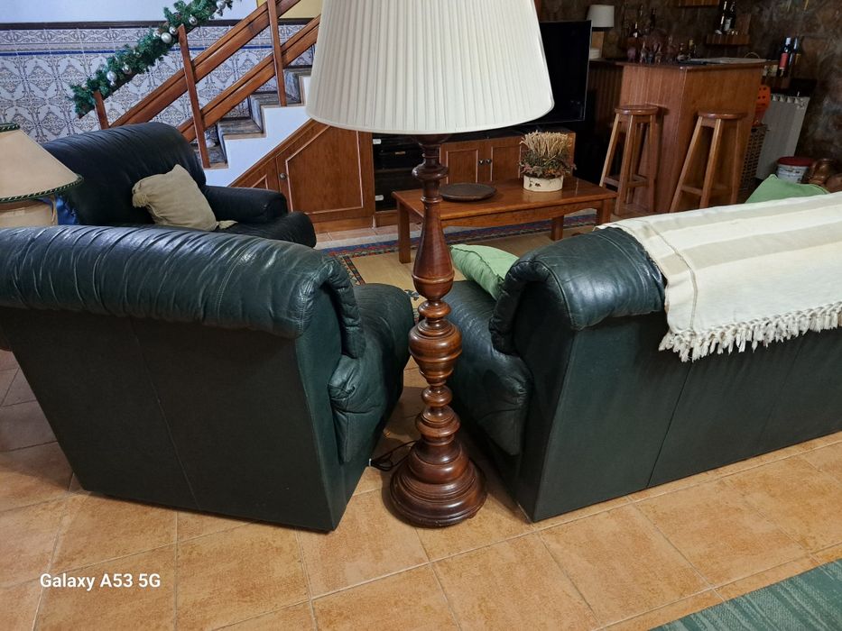 Sofás em pele usados