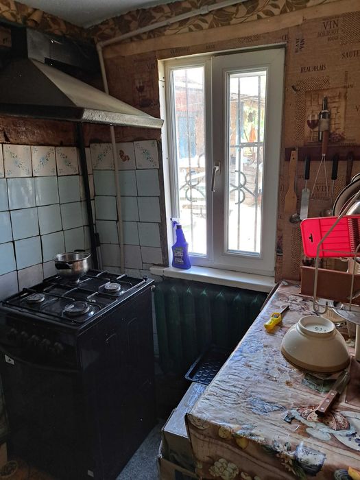 Житловий будинок з меблею та побутовою технікою.