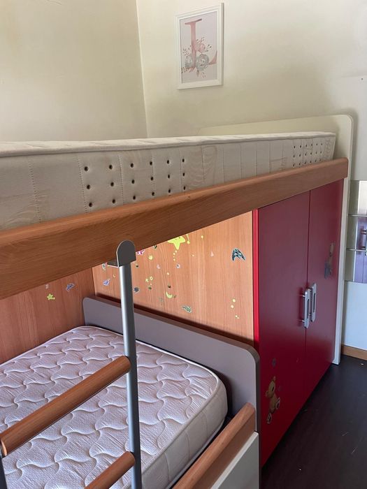 Quarto de criança com duas camas (beliche)