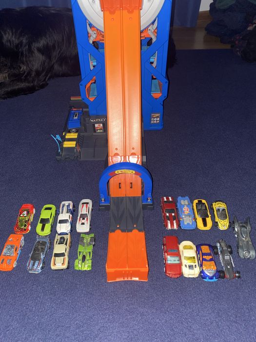 Garagem Hot Wheels com 17 carros