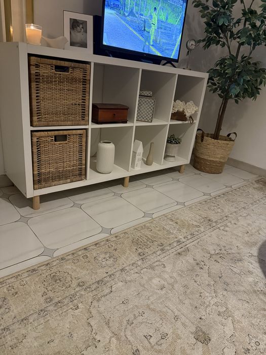 Estante Kallax Ikea branca 8 cubos e pés em madeira