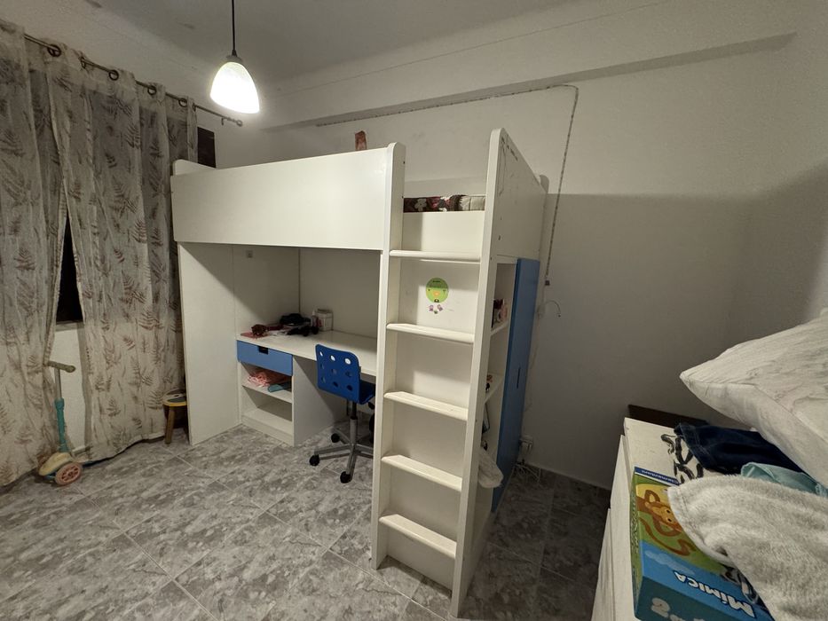 Cama com roupeiro e secretaria