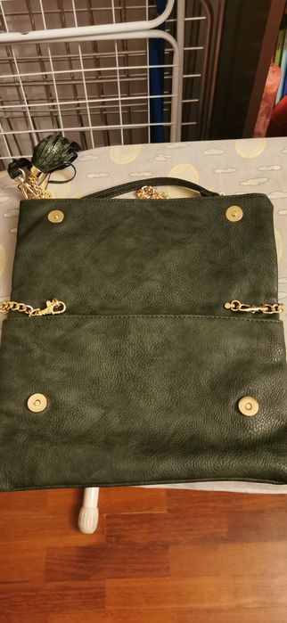 Mala tiracolo verde com alça com corrente dourada