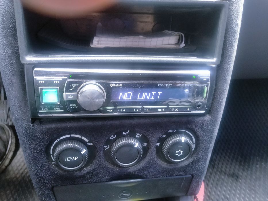 Alpine CDE -133BT магнитола с блютузом