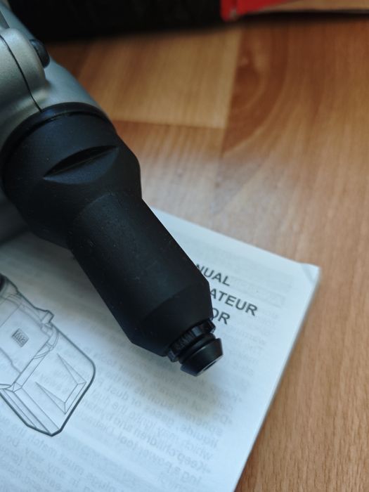 Заклепник Milwaukee M12 2550-20