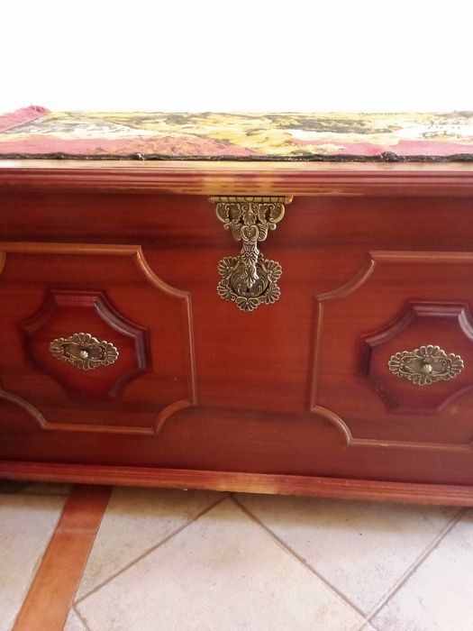 Arca Baú em  madeira ornamentada