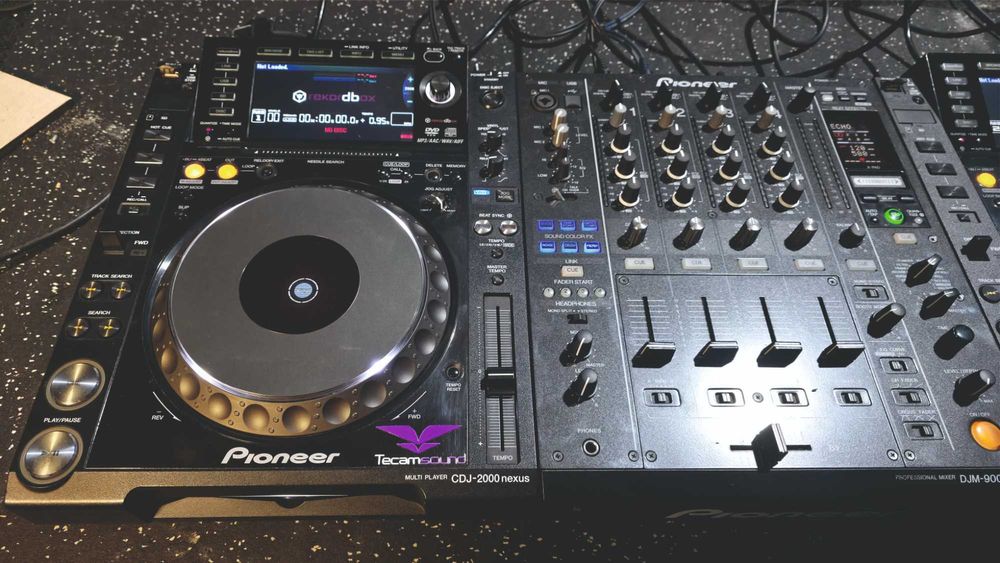 DJM900nexus + 2 CDJ2000nexus