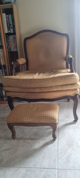 Cadeira tipo Bergère com apoio para os pés – madeira maciça e estofado