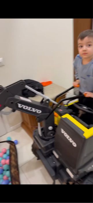 Дитячий ескаватор на акумуляторі